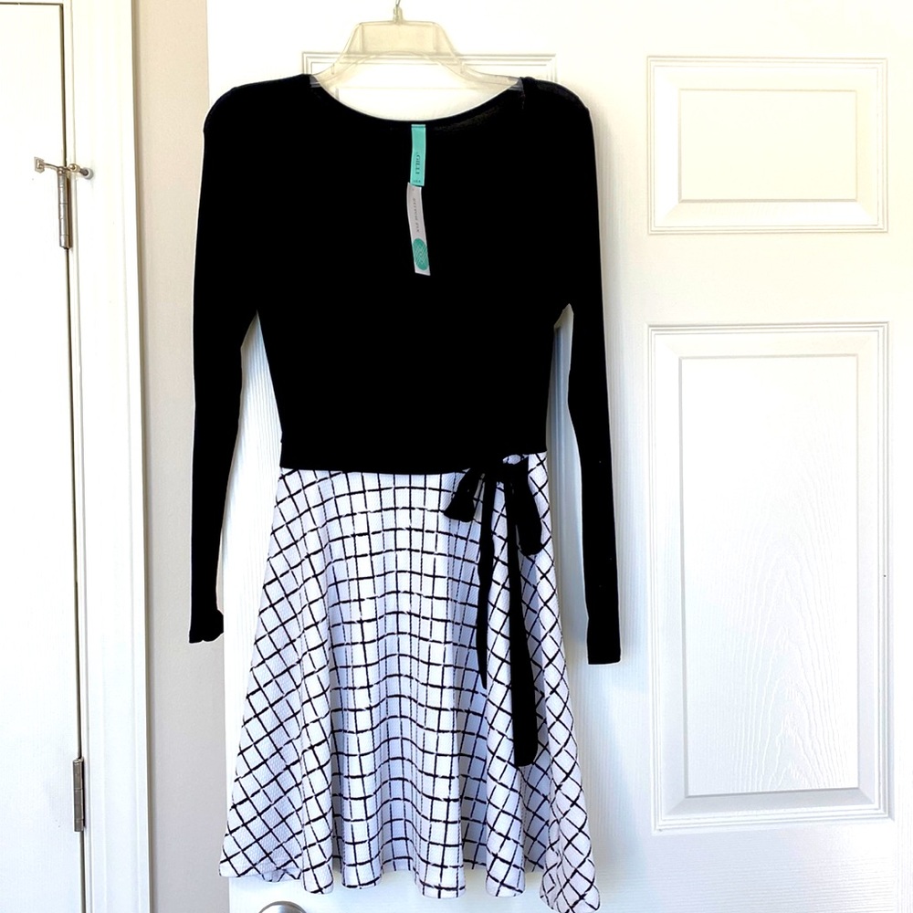 Gilli “Sondra faux wrap dress”, Size Medium.  NWT